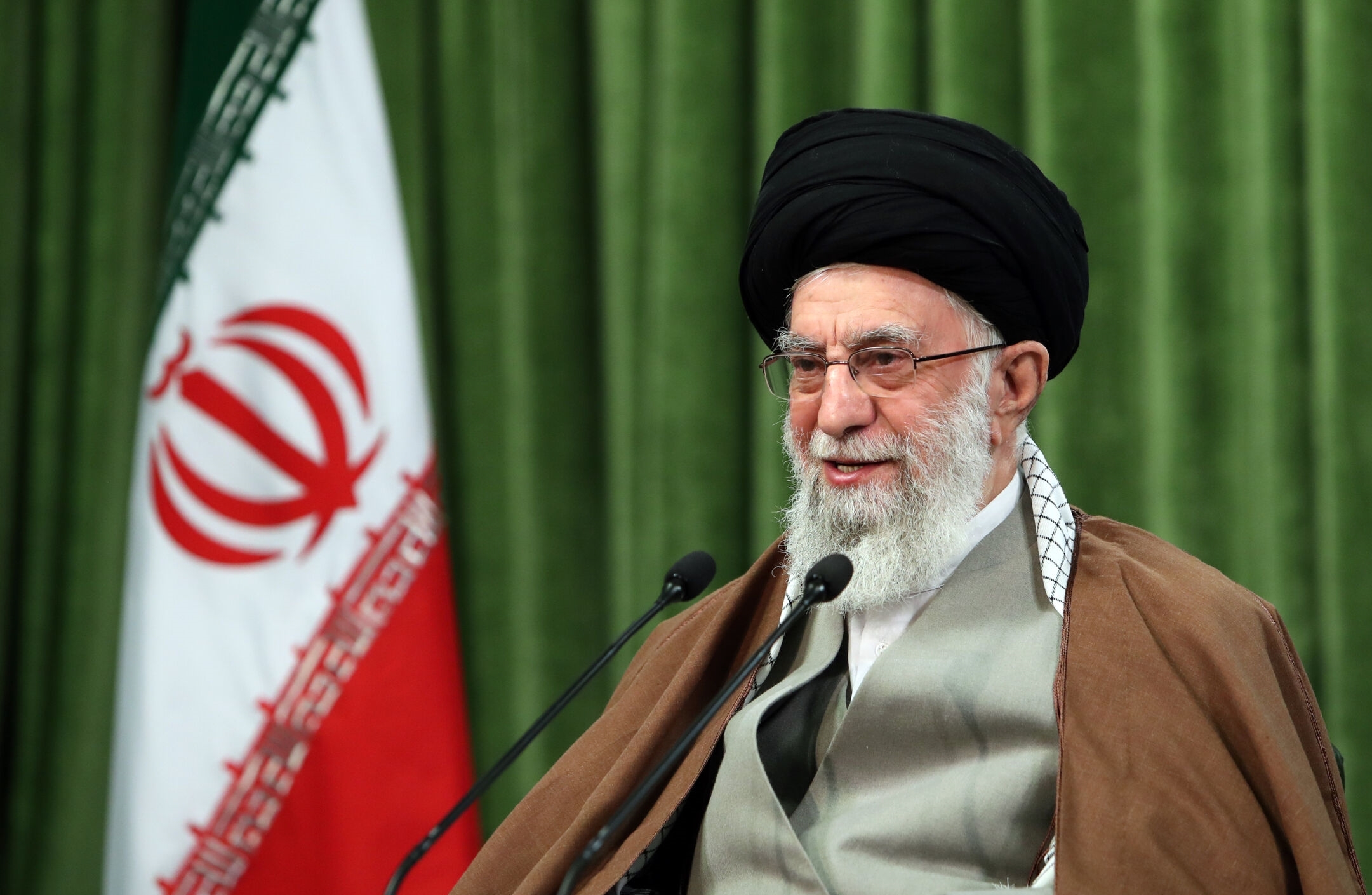 الصورة أعلاه: المرشد الأعلى الإيراني آية الله علي خامنئي يتحدث خلال خطاب متلفز في طهران، إيران في ٢١ مارس ٢٠٢١