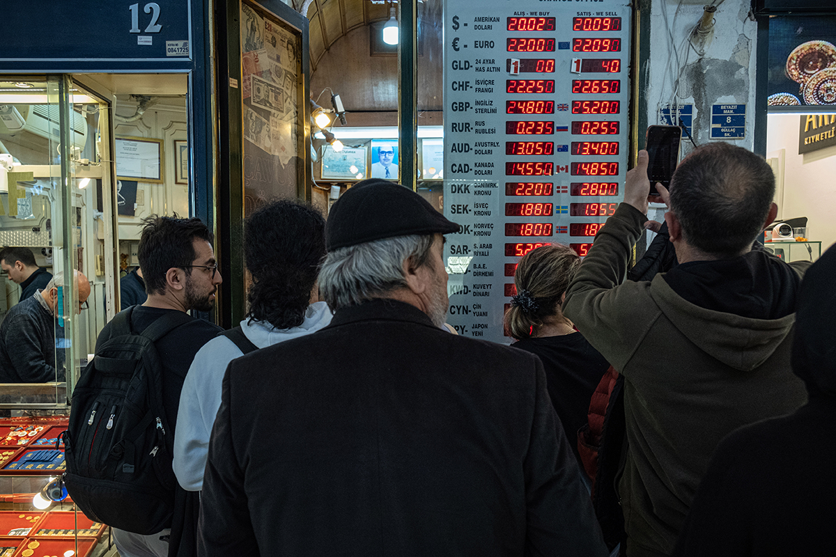 Customers queue to exchange money at a foreign currency exchange bureau in Istanbul on May 3, 2023. Photo by Kerem Uzel/Bloomberg via Getty Images.