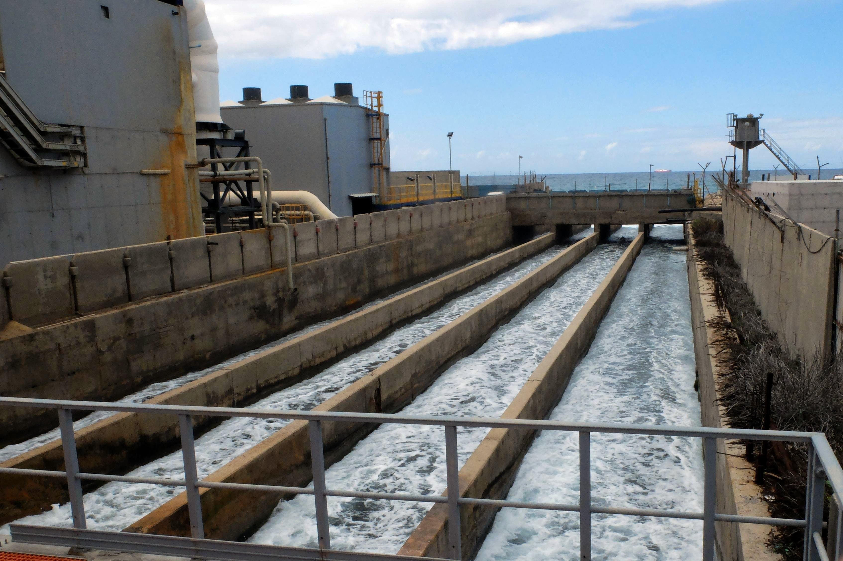 At a water desalination plant on the sea near the northern Israeli town of Hadera, water pumped in from the Mediterranean goes through a process called reverse osmosis. Photo by Quique Kierszenbaum/MCT via Getty Images.