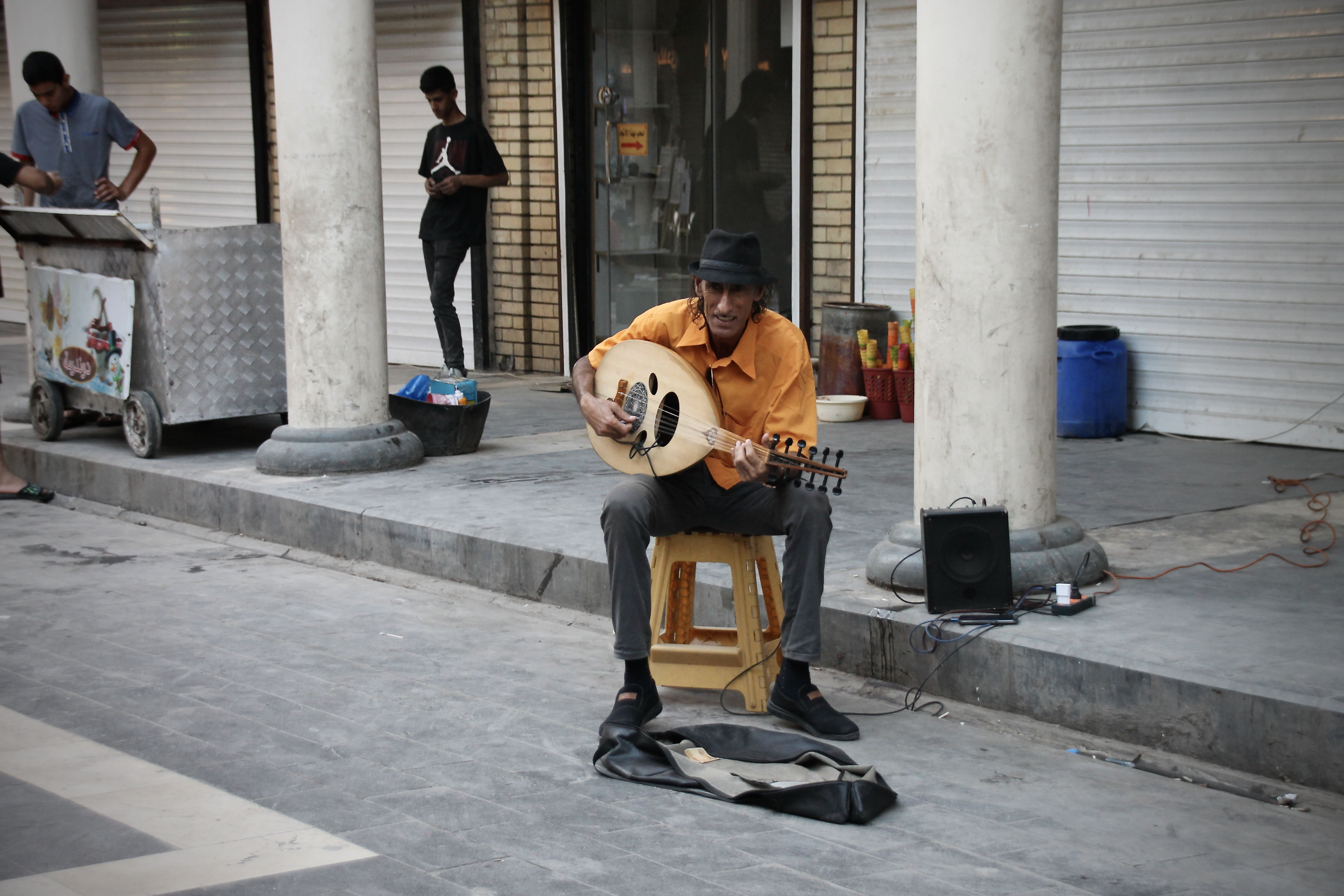 A street musician playing the oud, a traditional wooden instrument. Photo courtesy of the author.