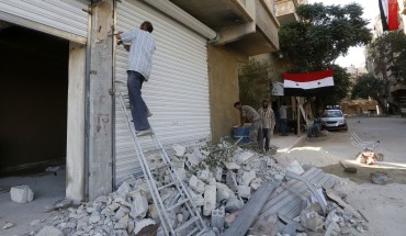 Syrians rebuild their homes in the town of Harasta 