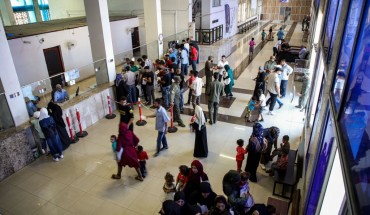 Syrian refugees who were suddenly deported from Turkey queue up to register with officials at the Bab al-Hawa crossing between Turkey and Syria's northwestern Idlib province on July 27, 2019. - More than 4,400 Syrians have been sent back via Bab al-Hawa so far in July 2019 -- against 4,300 in total in June, according to the crossing's spokesman. Since it started in 2011, the Syrian conflict left millions displaced at home and abroad, with some 3.5 million living in Turkey alone, according to the UN. (Photo 