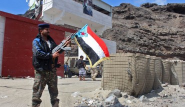 Fighters from the separatist Southern Transitional Council take control of a pro-government checkpoint in Khormaksar, north of Aden, on January 30, 2018. Separatists in war-ravaged Yemen have surrounded the presidential palace in the government's de facto capital Aden, moving closer Tuesday to taking full control of the southern city. 