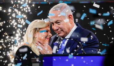 TOPSHOT - Israeli Prime Minister Benjamin Netanyahu embraces his wife Sara as confetti and fireworks are blown during his appearance before supporters at his Likud Party headquarters in the Israeli coastal city of Tel Aviv on election night early on April 10, 2019. (Photo by Thomas COEX / AFP) (Photo credit should read THOMAS COEX/AFP/Getty Images)