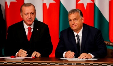 Turkish President Recep Tayyip Erdogan (L) poses with Hungarian Prime minister Viktor Orbán after they met for discussions on Syria and migration on November 7, 2019 in Budapest, Hungary. 