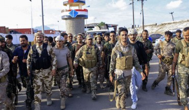 Fighters with Yemen's separatist Southern Transitional Council (STC) deploy in the southern city of Aden, on April 26, 2020, after the council declared self-rule in the south. - Yemeni separatists declared self-rule of the country's south as a peace deal with the government crumbled, complicating a long and separate conflict with Huthi rebels who control much of the north. (Photo by Mohamed Abdelhakim / AFP) 
