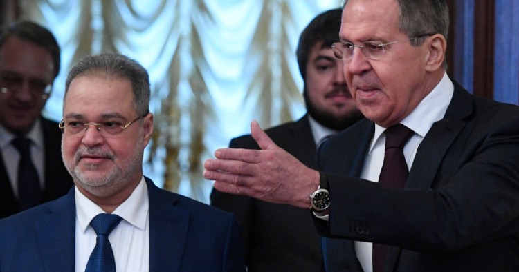 Russian Foreign Minister Sergei Lavrov (R) shows the way to his Yemeni counterpart Abdel Malek al-Mekhlafi during a meeting in Moscow on January 22, 2018.