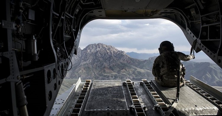 A US soldier looks at a mountain range in Afghanistan's Logar Province from a US Chinook helicopter on May 28, 2014. 