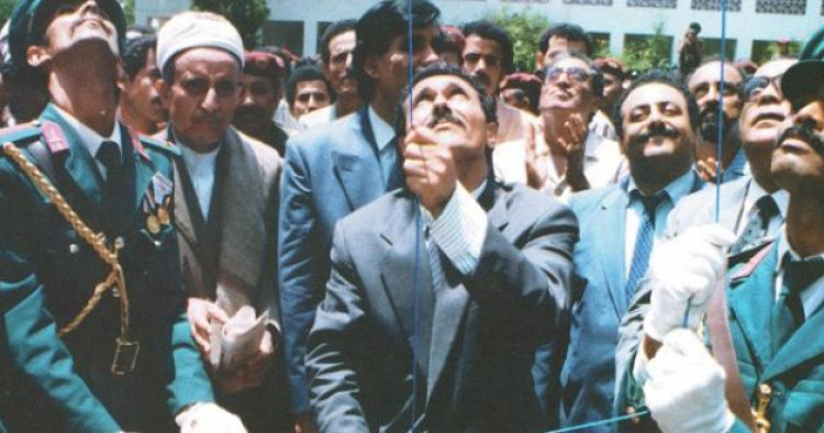 الرئيس اليمني علي صالح يرفع العلم اليمني في ٢٢ مايو ١٩٩٠ بمناسبة توحيد اليمن