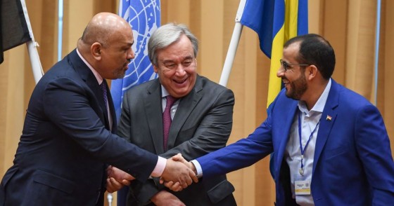 Yemen's foreign minister Khaled al-Yamani (L) and the head orebel negotiator Mohammed Abdelsalam (R) shake hands under the eyes of United Nations Secretary General Antonio Guterres (C), during peace consultations taking place at Johannesberg Castle in Rimbo, north of Stockholm, Sweden, on December 13, 2018. 