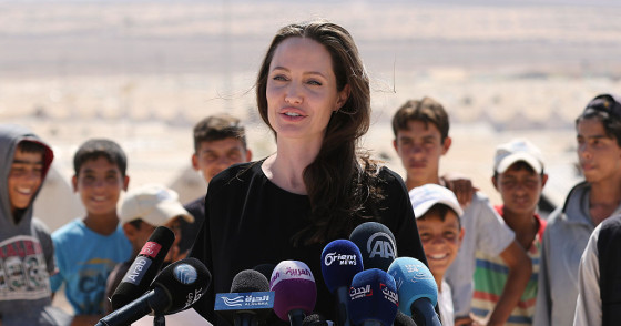 US actress and UNHCR special envoy Angelina Jolie talks during a visit to a Syrian refugee camp in Azraq in northern Jordan, on September 9, 2016. / AFP / Khalil MAZRAAWI