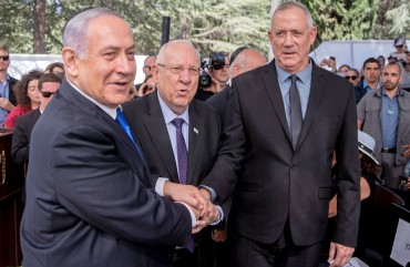 Israeli Prime Minister Benjamin Netanyahu (L), President Reuven Rivlin (C) and Benny Gantz, leader of Blue and White party, attend a memorial ceremony for late Israeli president Shimon Peres, at Mount Herzl in Jerusalem on September 19, 2019. 