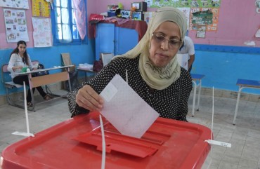 A Tunisian voter casts his ballot for presidential election at a polling station in La Marsa on the outskirts of the capital Tunis, on September 15, 2019.