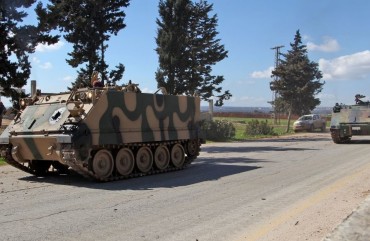 Turkish-backed Syrian opposition forces deploy on the eastern neighbourhood of Saraqeb, east of Idlib in northeastern Syria, on March 2, 2020. 