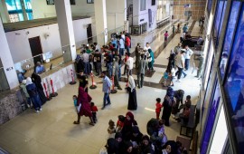 Syrian refugees who were suddenly deported from Turkey queue up to register with officials at the Bab al-Hawa crossing between Turkey and Syria's northwestern Idlib province on July 27, 2019. - More than 4,400 Syrians have been sent back via Bab al-Hawa so far in July 2019 -- against 4,300 in total in June, according to the crossing's spokesman. Since it started in 2011, the Syrian conflict left millions displaced at home and abroad, with some 3.5 million living in Turkey alone, according to the UN. (Photo 