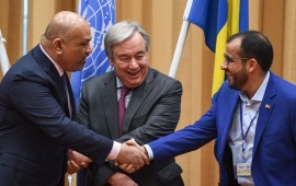 Yemen's foreign minister Khaled al-Yamani (L) and the head orebel negotiator Mohammed Abdelsalam (R) shake hands under the eyes of United Nations Secretary General Antonio Guterres (C), during peace consultations taking place at Johannesberg Castle in Rimbo, north of Stockholm, Sweden, on December 13, 2018. 