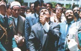 الرئيس اليمني علي صالح يرفع العلم اليمني في ٢٢ مايو ١٩٩٠ بمناسبة توحيد اليمن
