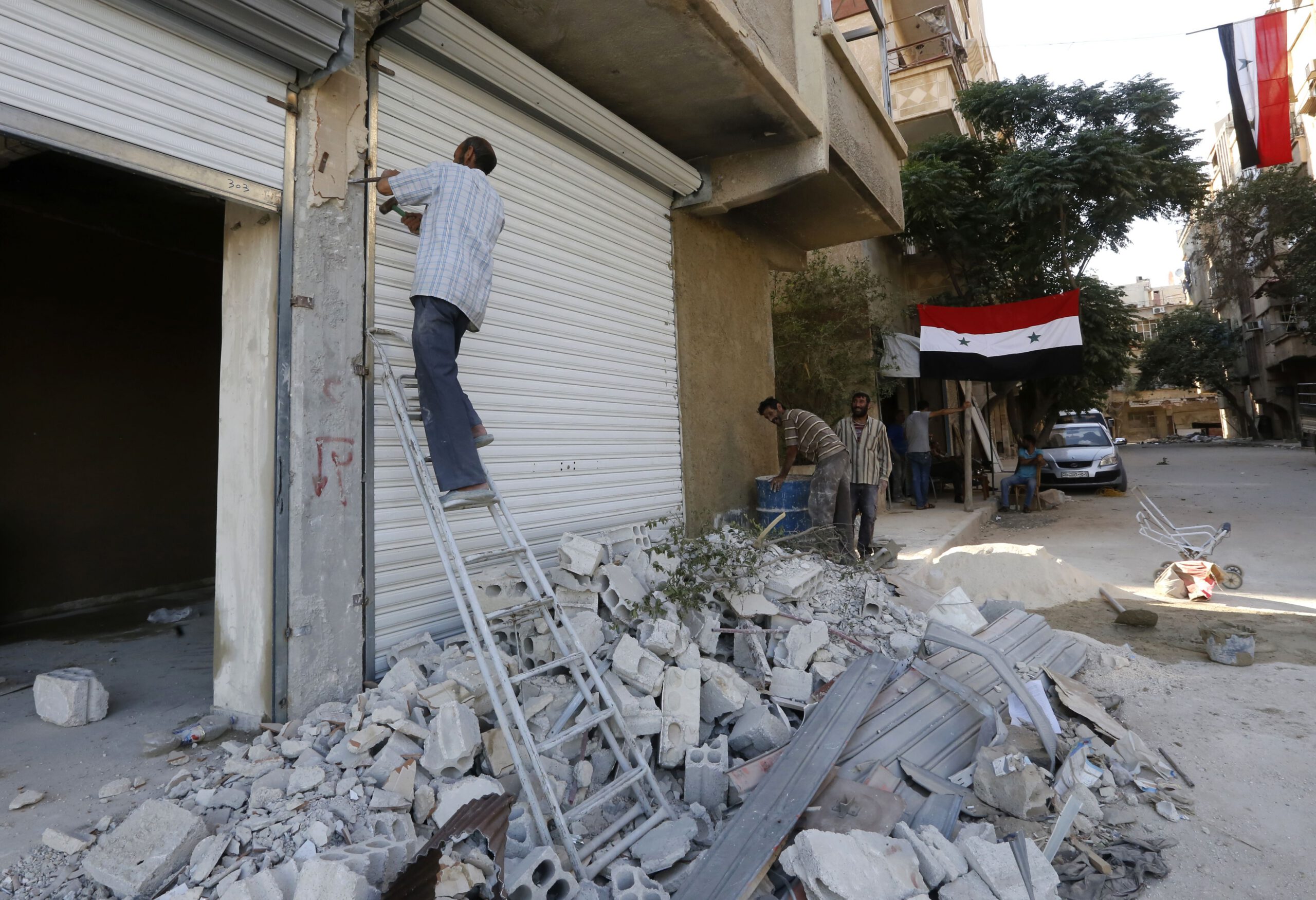 Syrians rebuild their homes in the town of Harasta 