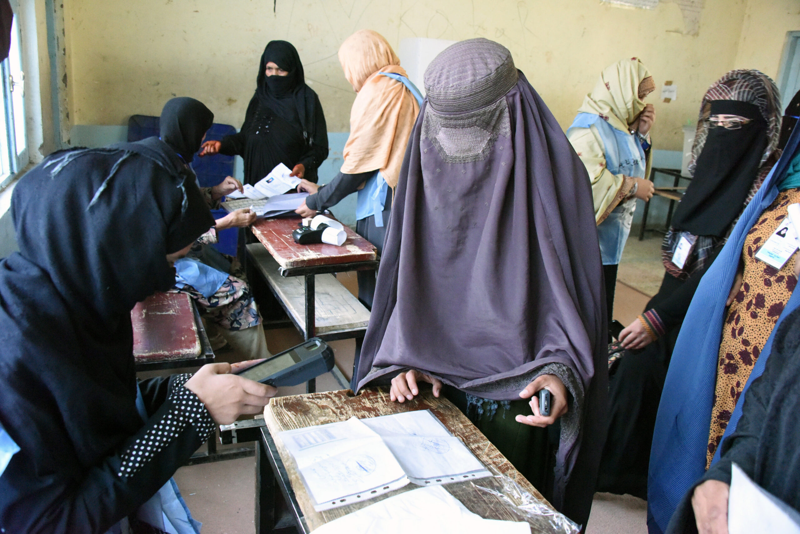 IEC scans voter with biometric device