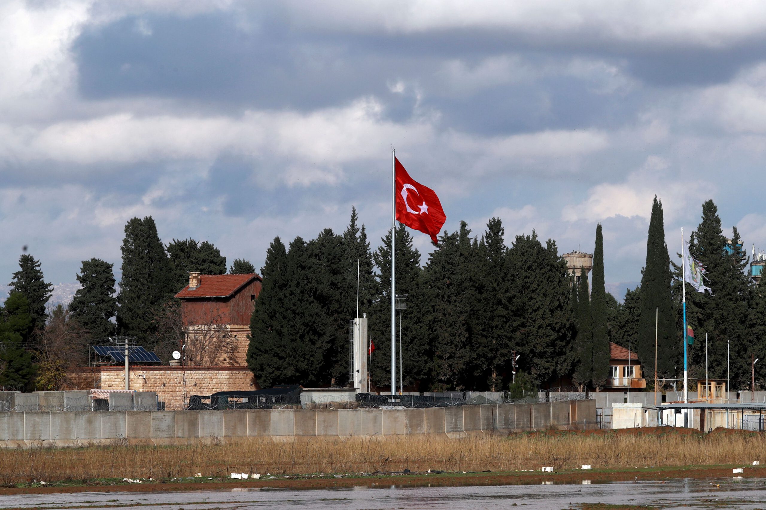 Turkish flag hangs at border with Syria 