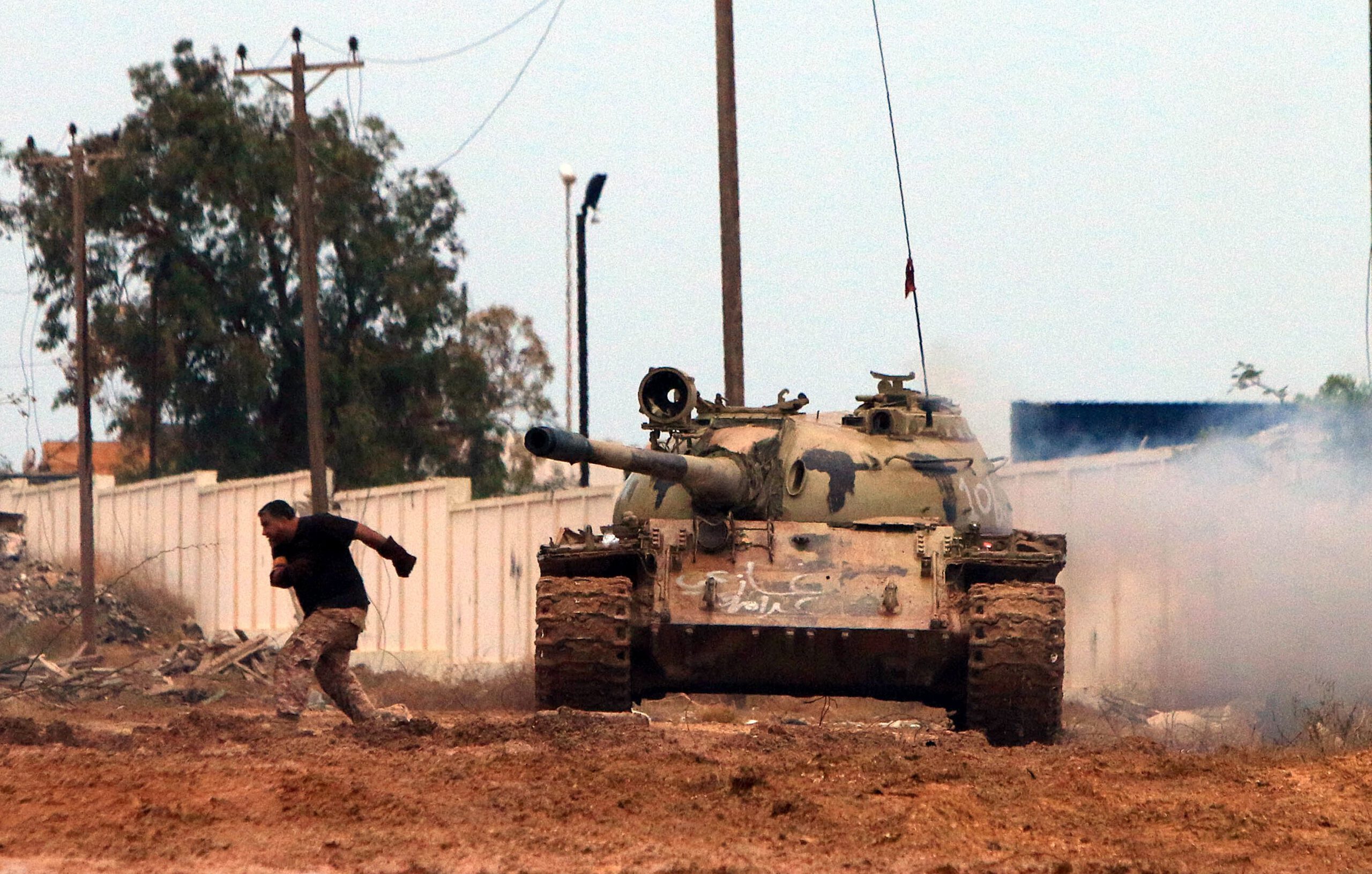 Soldiers from the Libyan National Army, led by General Hifter, advance towards the area of Qanfudah, south of Benghazi, on November 30, 2016, after they retook the area from jihadist fighters.