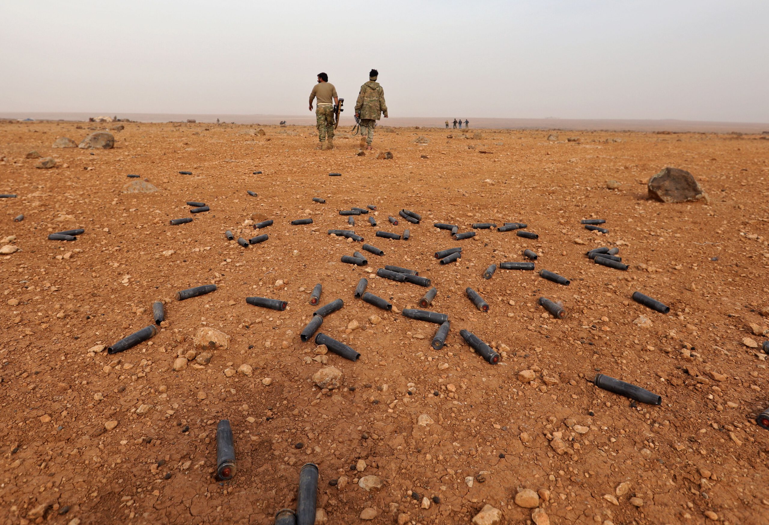 Syrian rebel fighters battle government forces near the village of Arafa in the central Hama province, on November 20, 2017. 