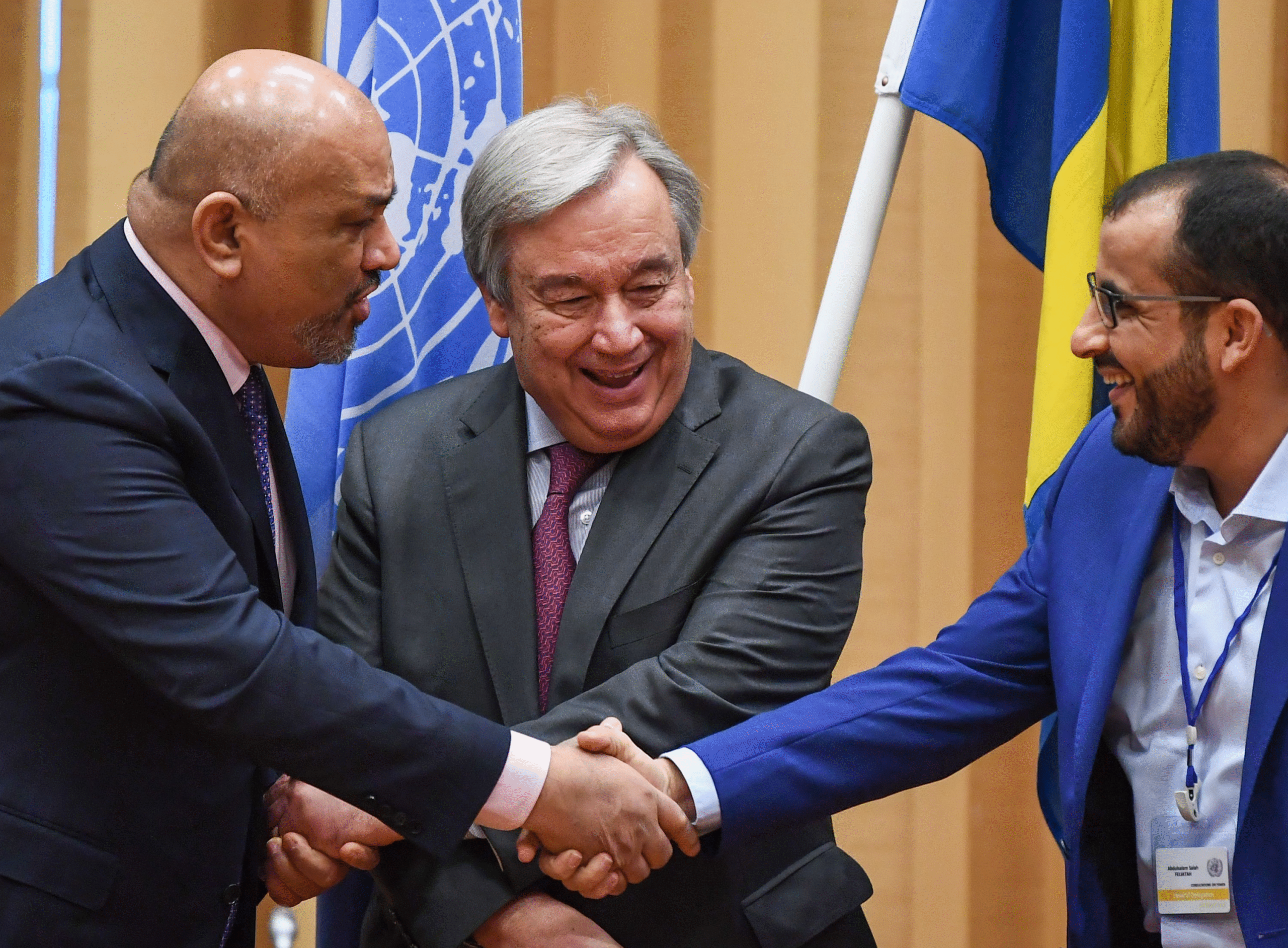 Yemen's foreign minister Khaled al- Yamani (L) and the head rebel negotiator Mohammed Abdelsalam (R) shake hands under the eyes of UN Secretary General Antonio Guterres (C), during peace consultations in Rimbo, Sweden, on December 13, 2018.