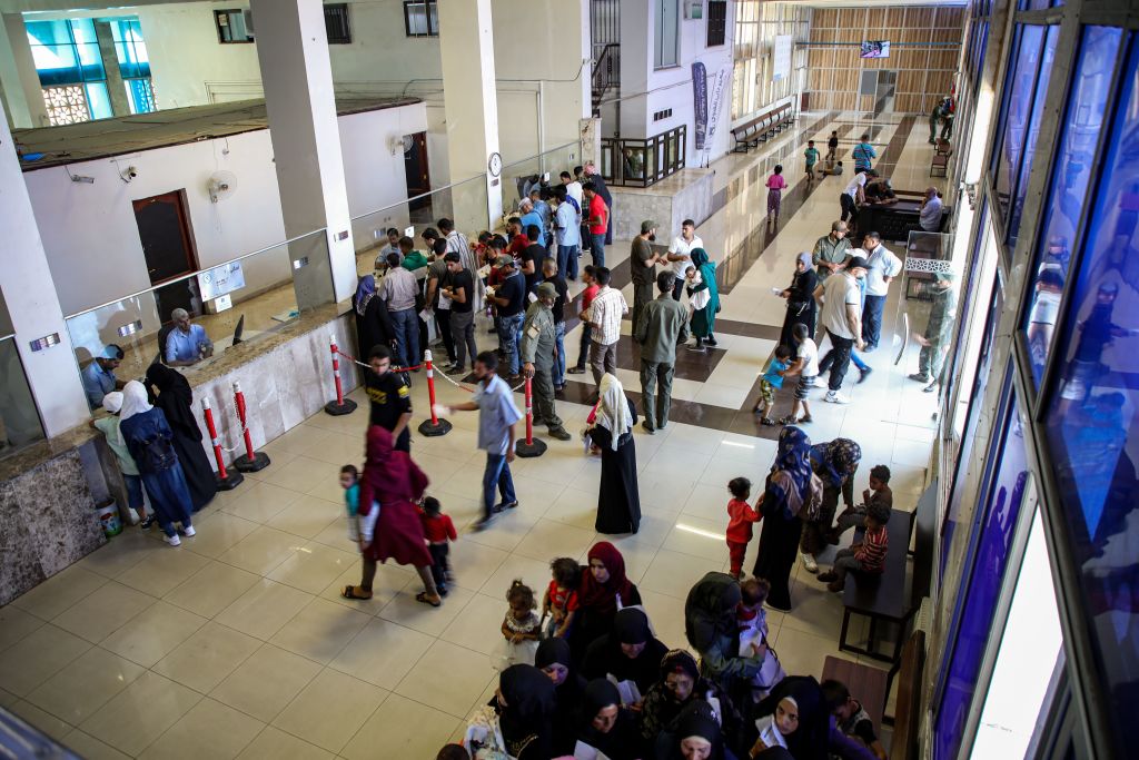 Syrian refugees who were suddenly deported from Turkey queue up to register with officials at the Bab al-Hawa crossing between Turkey and Syria's northwestern Idlib province on July 27, 2019. - More than 4,400 Syrians have been sent back via Bab al-Hawa so far in July 2019 -- against 4,300 in total in June, according to the crossing's spokesman. Since it started in 2011, the Syrian conflict left millions displaced at home and abroad, with some 3.5 million living in Turkey alone, according to the UN. (Photo 