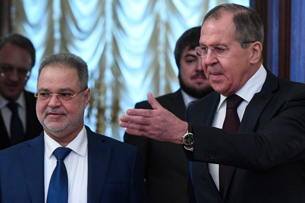 Russian Foreign Minister Sergei Lavrov (R) shows the way to his Yemeni counterpart Abdel Malek al-Mekhlafi during a meeting in Moscow on January 22, 2018.