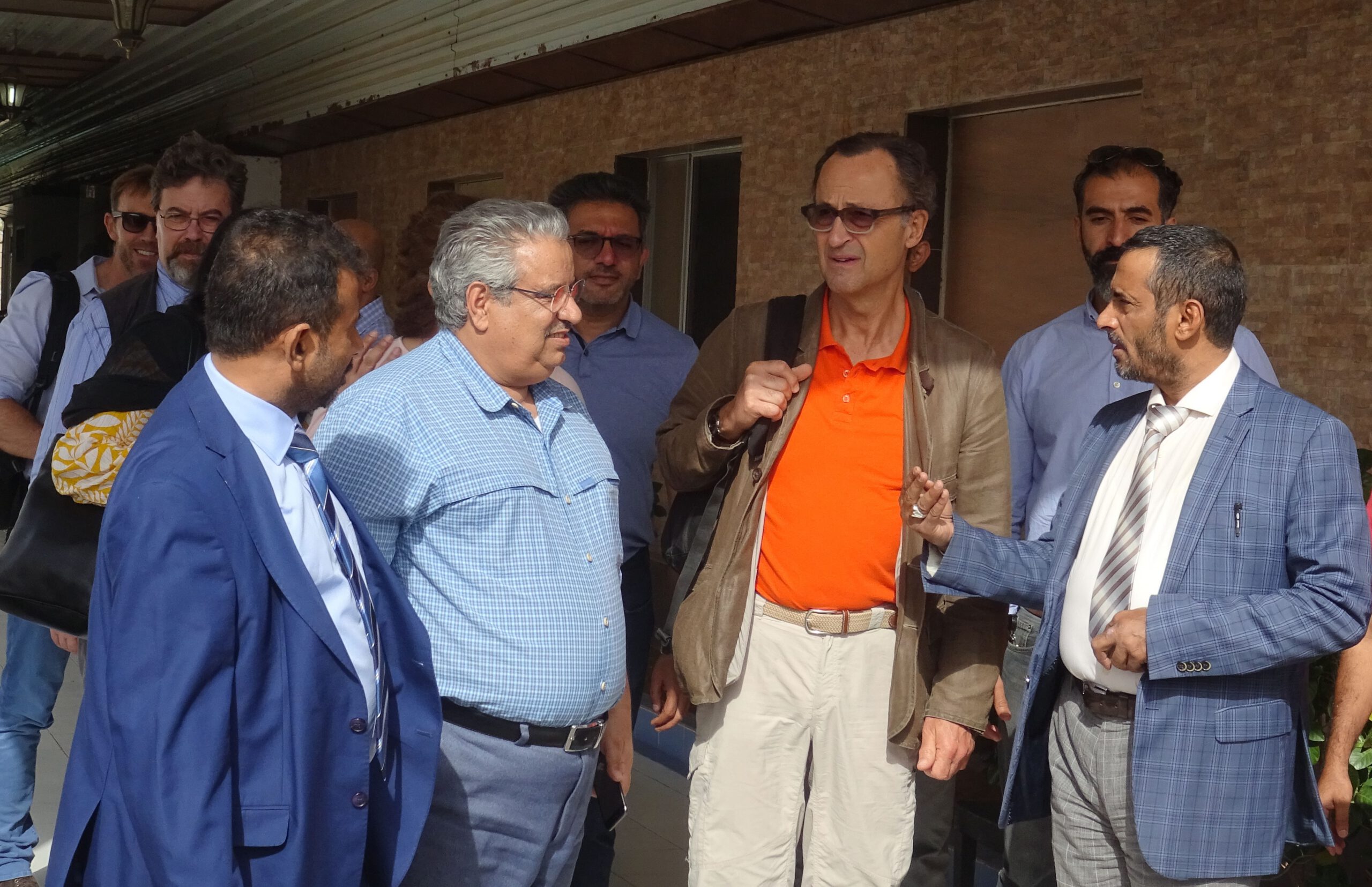 Retired Dutch General Patrick Cammaert (C), who is leading a joint committee, which includes both government and rebel representatives, tasked with overseeing a truce in the Red Sea port city and the withdrawal of both parties, speaks with an official in the port city of Hodeidah on January 13, 2019. - Yemeni rebels on January 13, 2019, boycotted a meeting chaired by the head of a UN-led ceasefire monitoring team in the flashpoint city of Hodeida, accusing him of pursuing 