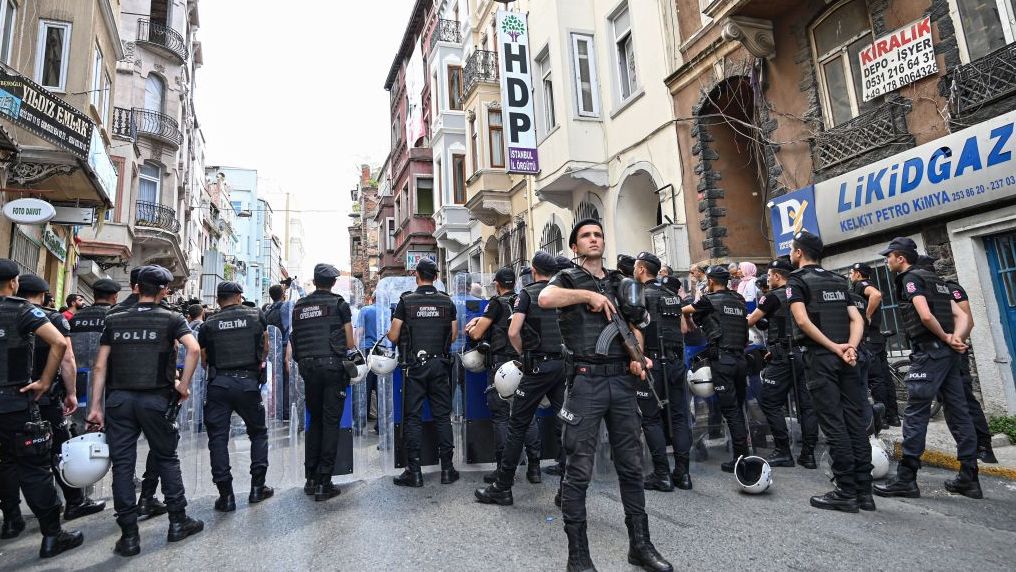 Turkish anti-riot police officer stand guard in front of the Peoples Democracy Party (HDP) headquarter, in Istanbul on August 19,2019 during protests in the streets of the city. - The Turkish government removed three mayors from office on August 19, 2019 over alleged links to Kurdish militants, the interior ministry said. The mayors of Diyarbakir, Mardin and Van provinces in eastern Turkey -- all members of the Peoples' Democratic Party (HDP) elected in March -- were suspended.