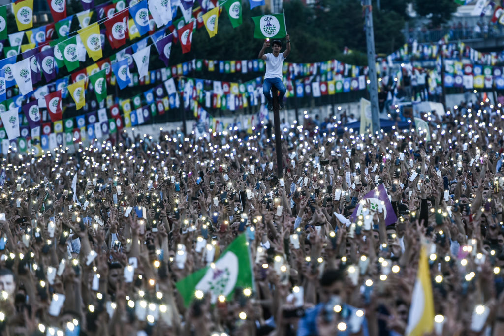  Supporters of imprisoned Selahattin Demirtas, Presidential candidate of People's Democratic Party (HDP), hold HDP flags and their lit mobile phones in the air during an election campaign in Istanbul on June 17, 2018. - The Turkish president announced on April 18, 2018 that Turkey will hold snap parliamentary and presidential elections on June 24, 2018. 