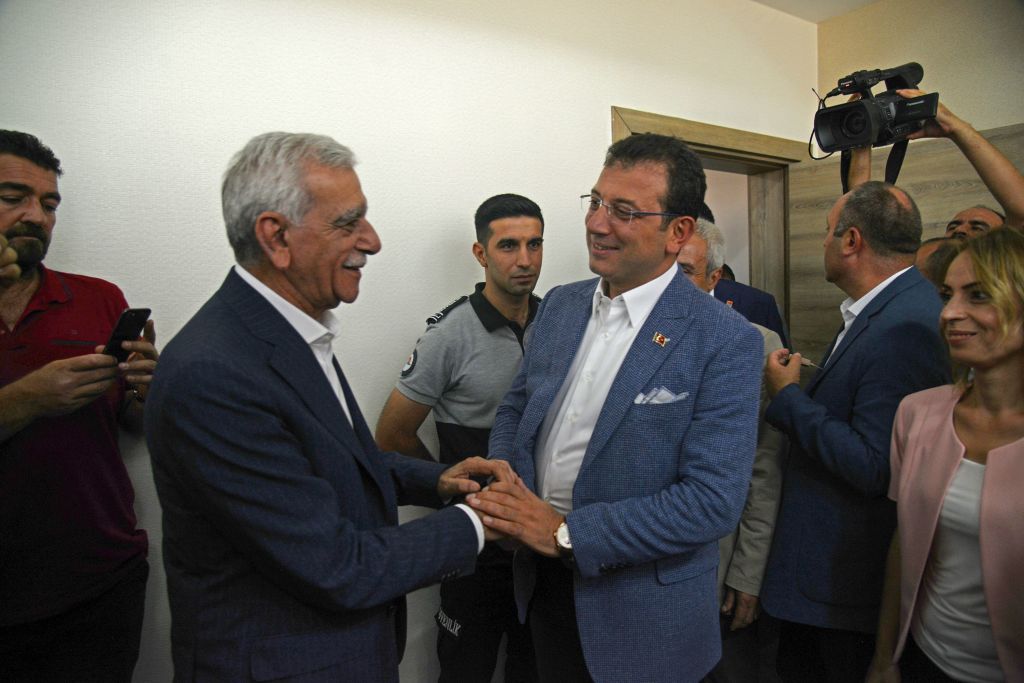 Ekrem Imamoglu (C,R), the new Mayor of Istanbul from Turkey's main opposition Republican People's Party (CHP) shakes hand with the removed mayor of Mardin, Ahmet Turk (L) during his visit on August 31, 2019, in Diyarbakir. 