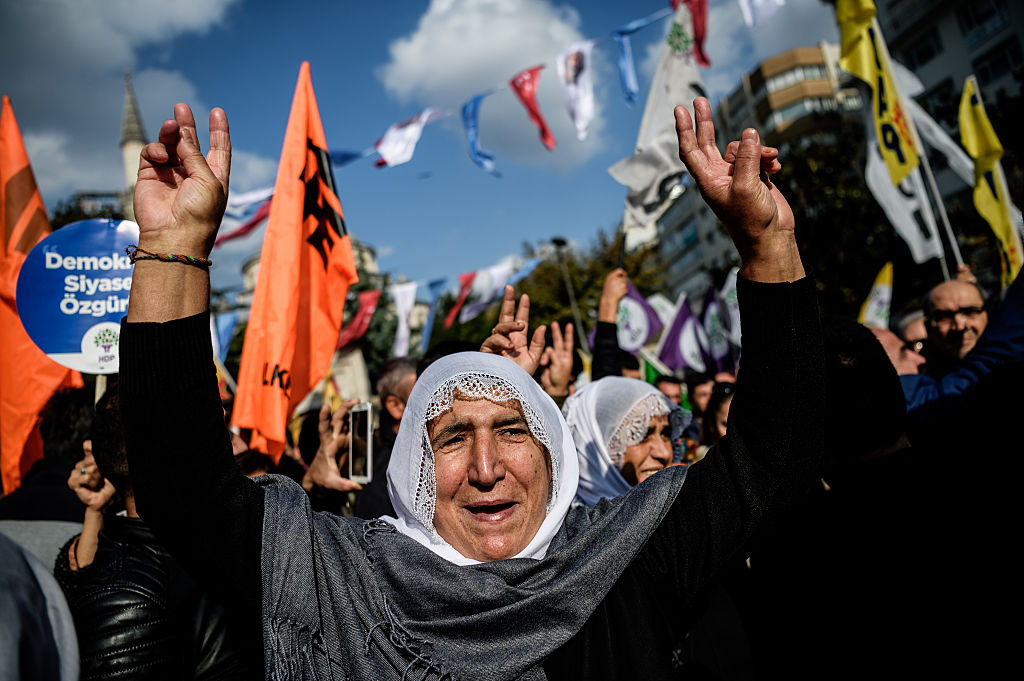Supporters of the pro-Kurdish Peoples' Democracy Party (HDP) flash victory signs during a demostration on October 30, 2016 in Istanbul, following the arrests of the two co-mayors in Diyarbakir. The two co-mayors of Diyarbakir, the biggest Kurdish-majority city in southeast Turkey, were arrested as part of a 