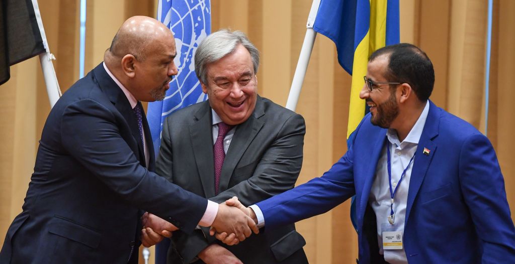 Yemen's foreign minister Khaled al-Yamani (L) and the head orebel negotiator Mohammed Abdelsalam (R) shake hands under the eyes of United Nations Secretary General Antonio Guterres (C), during peace consultations taking place at Johannesberg Castle in Rimbo, north of Stockholm, Sweden, on December 13, 2018. 