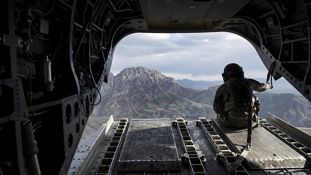 A US soldier looks at a mountain range in Afghanistan's Logar Province from a US Chinook helicopter on May 28, 2014. 