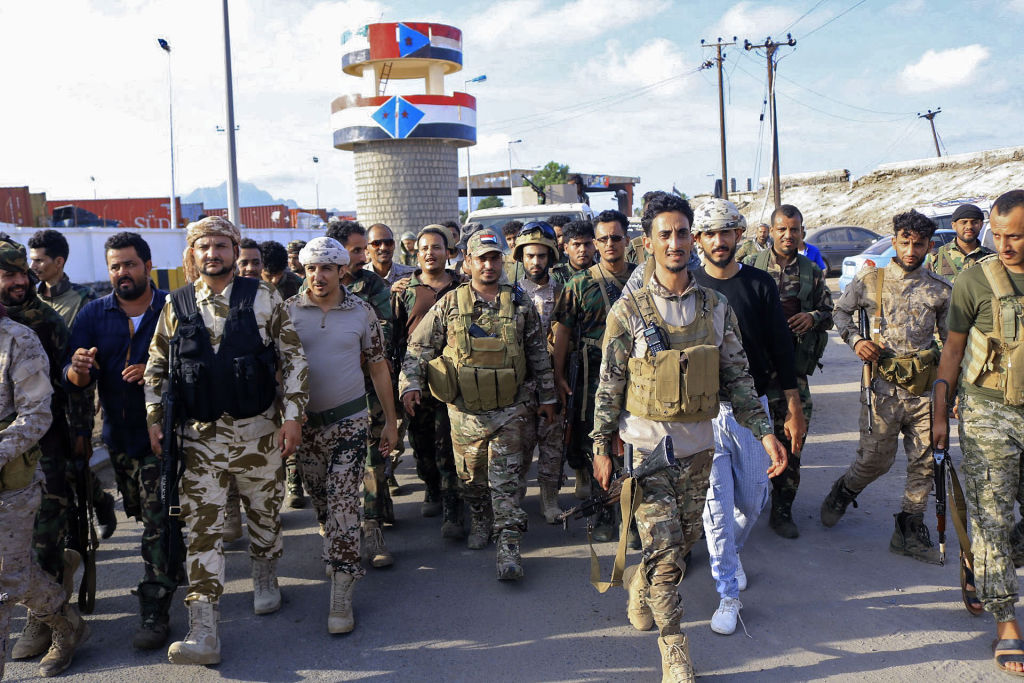 Fighters with Yemen's separatist Southern Transitional Council (STC) deploy in the southern city of Aden, on April 26, 2020, after the council declared self-rule in the south. - Yemeni separatists declared self-rule of the country's south as a peace deal with the government crumbled, complicating a long and separate conflict with Huthi rebels who control much of the north. (Photo by Mohamed Abdelhakim / AFP) 