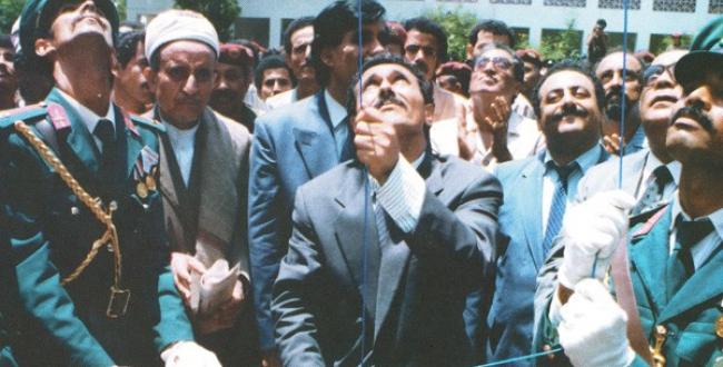 Yemeni President Ali Abdullah Saleh raises the flag on May 22, 1990 to mark the unification of the North and South (Source: Wikimedia Commons).