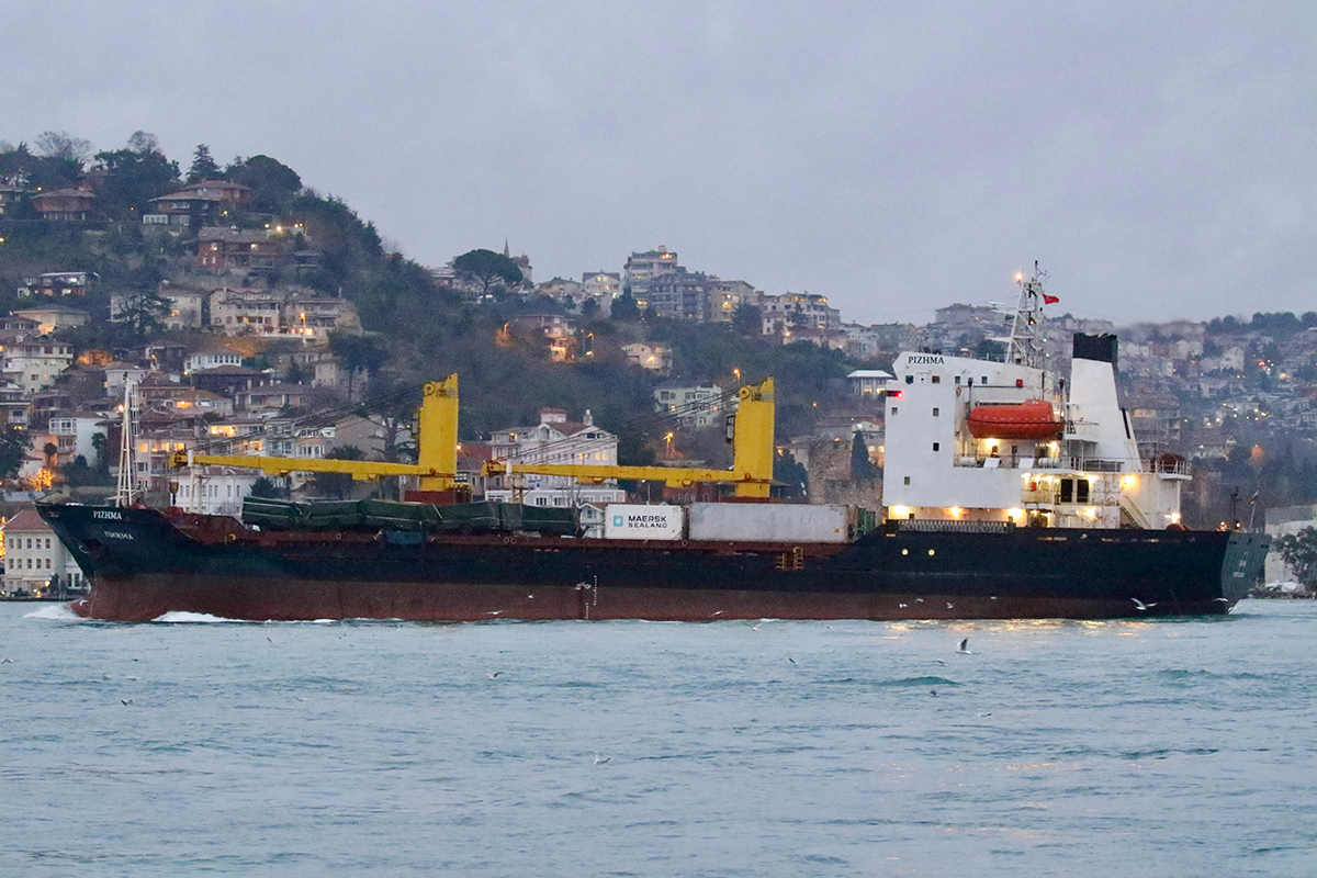 Photo by Yörük Işık: Russian Ministry of Defense-owned Oboronlogistika’s cargo vessel Pizhma.