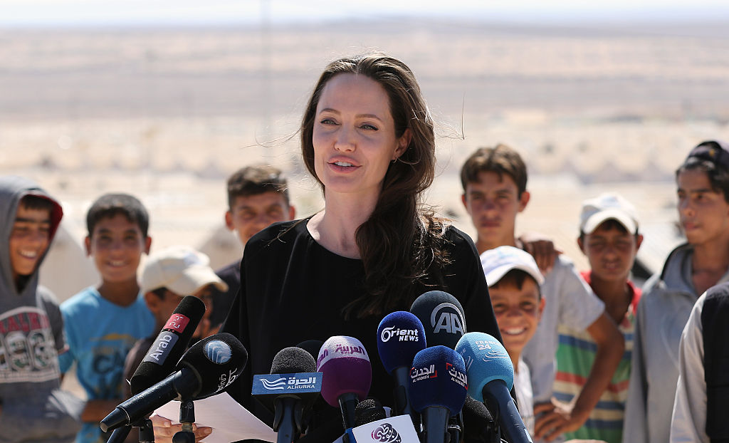 US actress and UNHCR special envoy Angelina Jolie talks during a visit to a Syrian refugee camp in Azraq in northern Jordan, on September 9, 2016. / AFP / Khalil MAZRAAWI