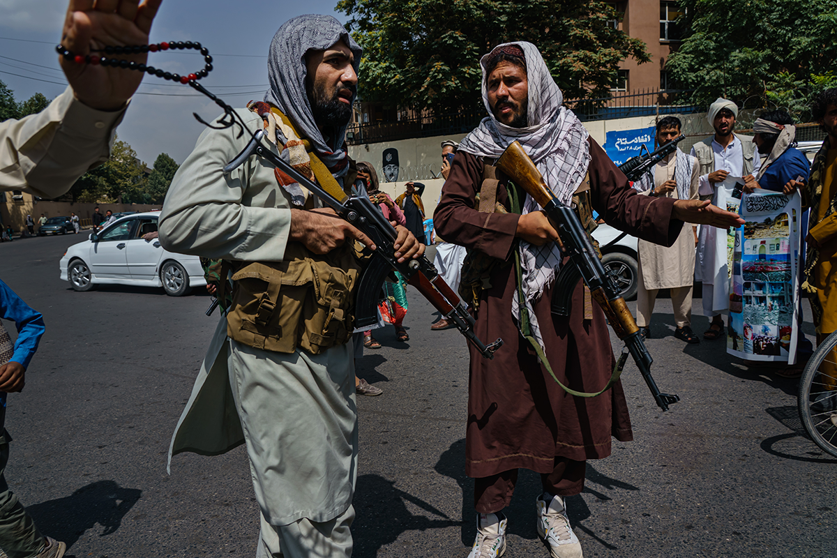 Taliban fighters mobilize to control a crowd in Kabul, Afghanistan, on Aug. 19, 2021. Photo by Marcus Yam/Los Angeles Times via Getty Images.