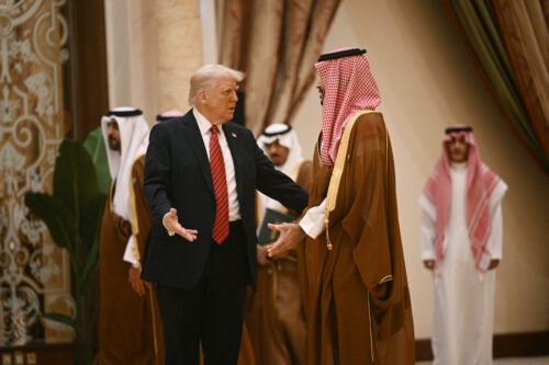 الصورة أعلاه: الرئيس دونالد ترامب يتحدث مع ولي العهد السعودي الأمير محمد بن سلمان في الرياض في 15 مايو 2025. الصورة من بريندان سميالوفسكي/AFP عبر Getty Images.