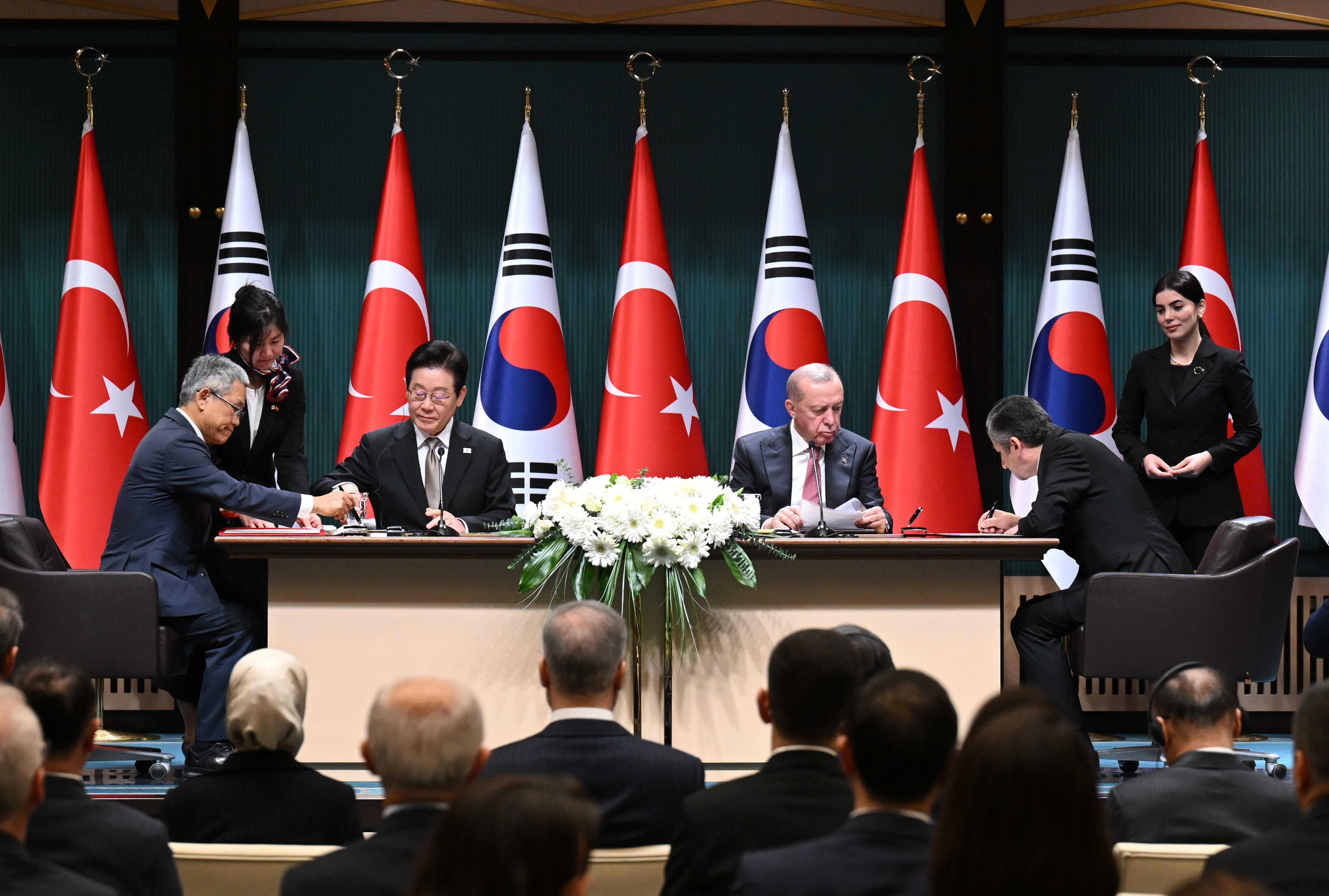 Representatives of Turkiye Nuclear Energy Corporation (TUNAS) and Korea Electric Power Corporation (KEPCO) sign the Memorandum of Understanding on Nuclear Energy Cooperation in the presence of Turkish President Recep Tayyip Erdogan (2nd R) and South Korean President Lee Jae-myung (2nd L) in Ankara, Turkey, on November 24, 2025. Photo by Mehmet Ali Ozcan/Anadolu via Getty Images.
